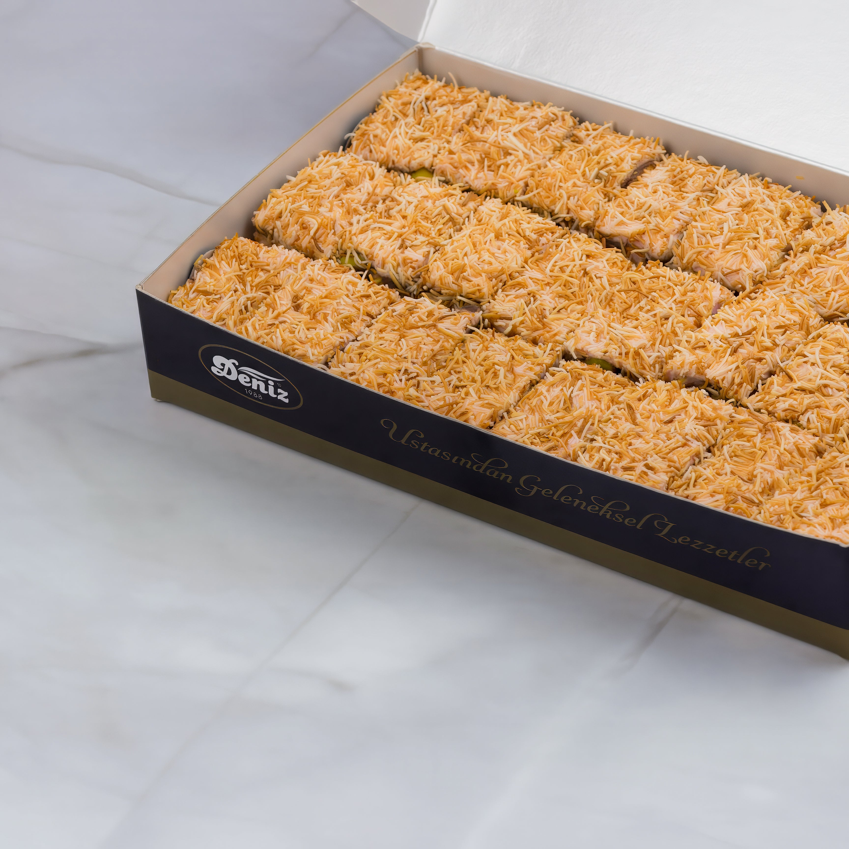 Kadayıflı Narlı Antep Fıstıklı Pasta Lokum